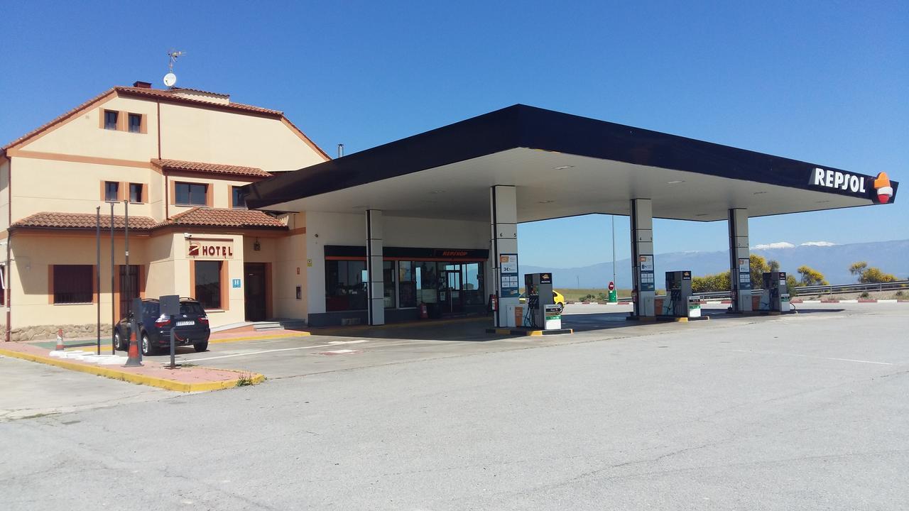 Area De Servicio Los Cerrillos Peraleda de la Mata Exterior photo